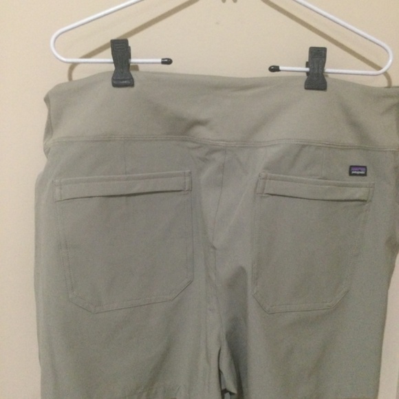 Patagonia Pull on Shorts with a comfy waistband. Light Olive. XL - Picture 2 of 2